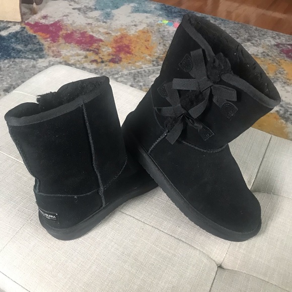 Koolaburra Other - Koolaburra by UGG Little Girl Victoria Short Boots